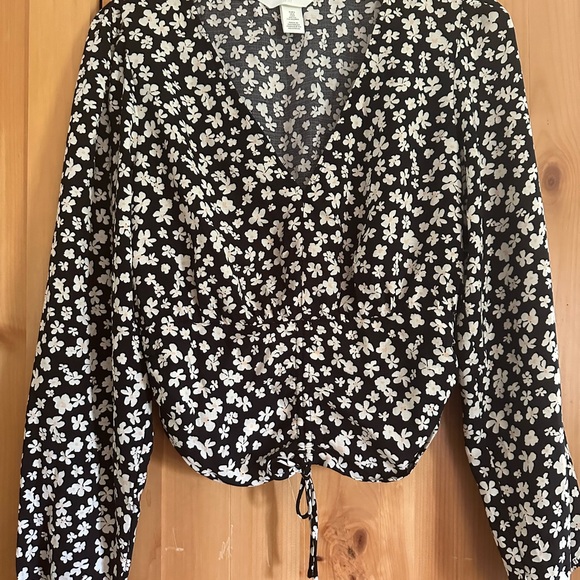 H&M floral long sleeve cinched front top size small - Picture 3 of 5